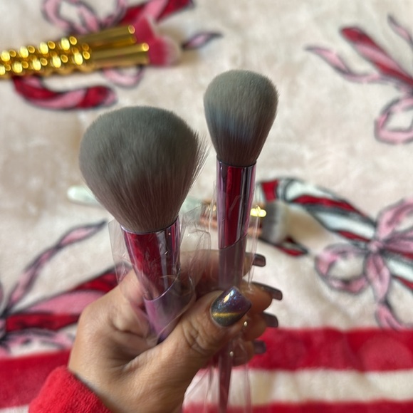 Face brushes - Picture 3 of 4
